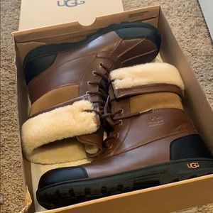 UGG BRAND NEW SIZE 6